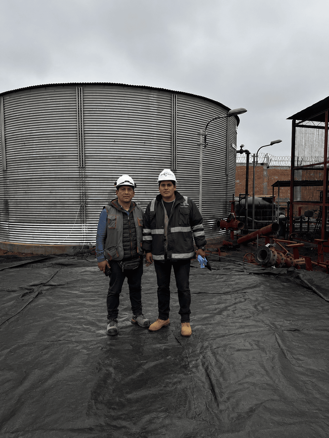 Equipo MUNTEC frente a tanque australiano instalado